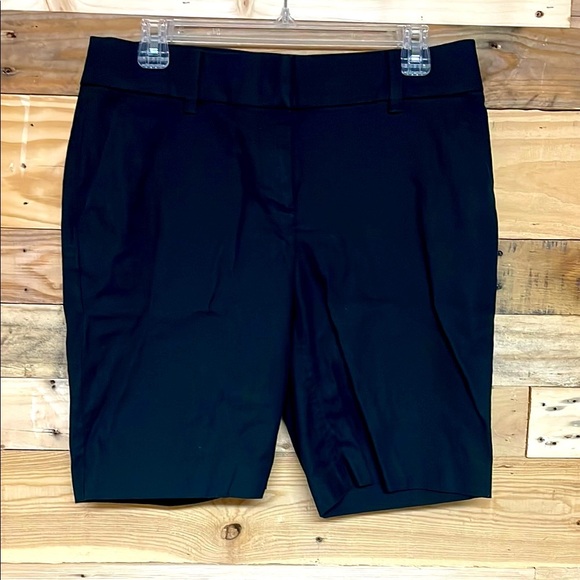 Loft size 4 Julie 10” Inseam Black Mid-rise Soft Bermuda Shorts with Pockets - Picture 1 of 9